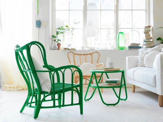 vert-ou-naturel-le-fauteuil-en-rotin-d-ikea-s-installe-dans-le-salon_5212537